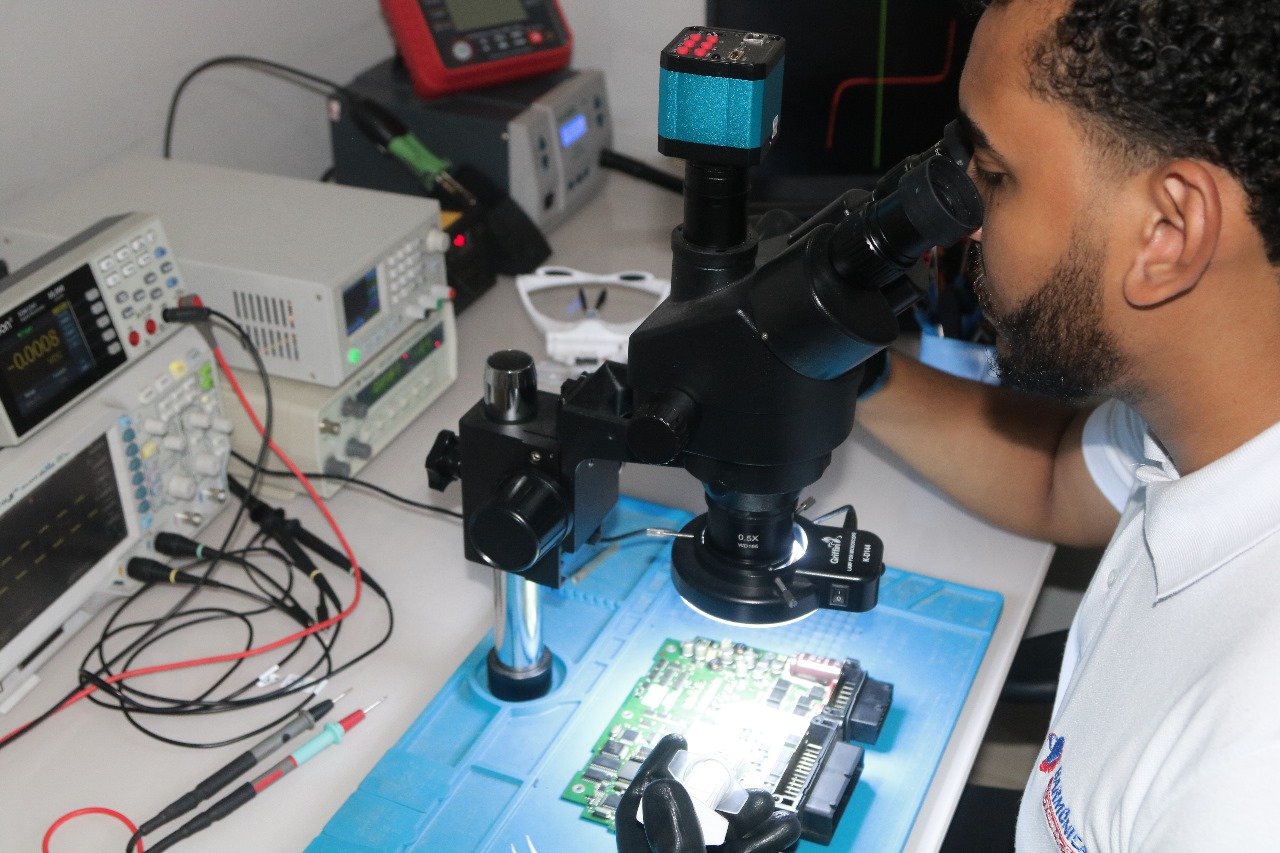 ANÁLISE NA PLACA COM O MICROSCÓPIO