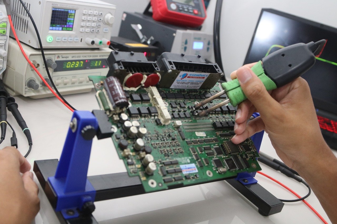 RETIRADA DE COMPONENTE QUEIMADO NA PLACA